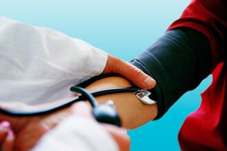 Измервайки кръвното налягане с тонометър, лекарят може да открие хипертония при пациент. 